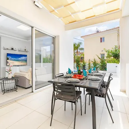 Mermaid Beach Villa #5 باراليمني